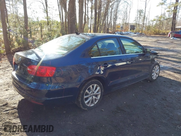 2014 Volkswagen Jetta Sedan SE w/Connectivity with VIN 3VWD07AJ0EM440285, listed as a IAAI auction lot 41259140 with 92,346 mi miles. Bid and sale history available at carsss.com. Image 4.