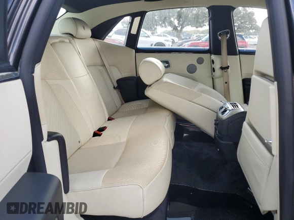 2012 Rolls-Royce Ghost z VIN SCA664S59CUX50672, wystawiony jako Copart lot #73685494 z przebiegiem Nie podano mil oraz Szkody całkowita. Historia ofert i sprzedaży dostępna na DreamBid. Obrazek 10.