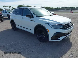 2023 Volkswagen Tiguan SE R-Line Black z VIN 3VVCB7AX0PM090710, wystawiony jako IAAI lot #41256904 z przebiegiem 12 819 mil mil oraz . Historia ofert i sprzedaży dostępna na DreamBid. Obrazek 1.