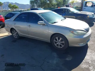 2005 Toyota Camry LE z VIN 4T1BE30K15U511046, wystawiony jako IAAI lot #42218745 z przebiegiem 169 331 mil mil oraz . Historia ofert i sprzedaży dostępna na DreamBid. Obrazek 1.