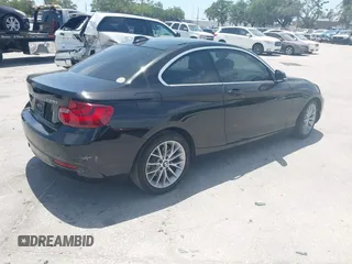 2015 BMW 2 Series 228i z VIN WBA1F5C57FV256426, wystawiony jako IAAI lot #42083806 z przebiegiem 145 969 mil mil oraz . Historia ofert i sprzedaży dostępna na DreamBid. Obrazek 4.