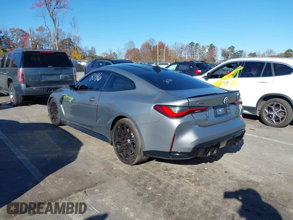 2023 BMW M4 Competition xDrive с VIN WBS43AZ01PCM48086, выставлен на аукционе IAAI как лот 40899240 с пробегом 9 597 миль миль и . История ставок и продаж доступна на DreamBid. Изображение 3.