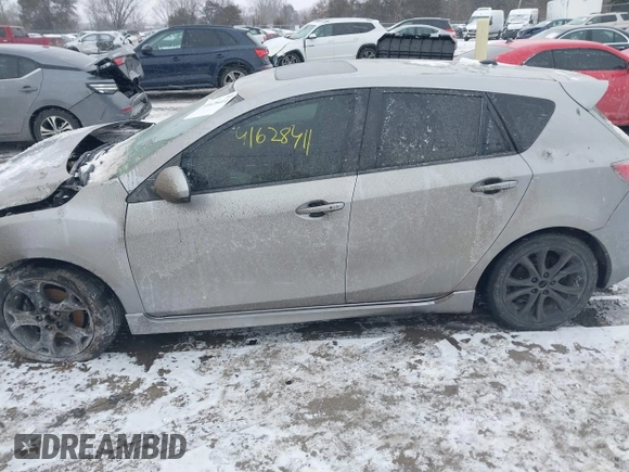 2011 Mazda 3 S Grand Touring z VIN JM1BL1M67B1417049, wystawiony jako IAAI lot #41628411 z przebiegiem 178 790 mil mil oraz . Historia ofert i sprzedaży dostępna na DreamBid. Obrazek 15.