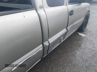 2001 GMC Sierra 1500 SLE z VIN 2GTEC19V711312775, wystawiony jako IAAI lot #40762532 z przebiegiem 230 372 mil mil oraz . Historia ofert i sprzedaży dostępna na DreamBid. Obrazek 6.