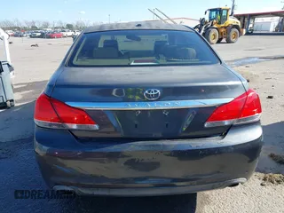 2012 Toyota Avalon z VIN 4T1BK3DB9CU450206, wystawiony jako IAAI lot #41163518 z przebiegiem 230 317 mil mil oraz . Historia ofert i sprzedaży dostępna na DreamBid. Obrazek 16.