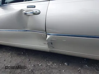2005 Lincoln Town Car Signature Limited z VIN 1LNHM82W85Y609428, wystawiony jako IAAI lot #42450117 z przebiegiem 95 319 mil mil oraz . Historia ofert i sprzedaży dostępna na DreamBid. Obrazek 12.