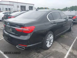 2018 BMW 7 Series 750i z VIN WBA7F0C59JGM23945, wystawiony jako IAAI lot #42236737 z przebiegiem 65 576 mil mil oraz . Historia ofert i sprzedaży dostępna na DreamBid. Obrazek 4.
