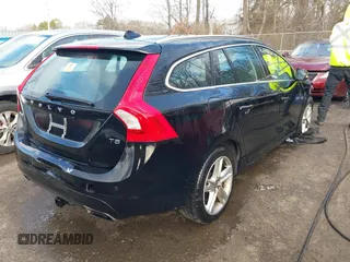 2015 Volvo V60 T5 Drive-E Premier z VIN YV140MEK3F1267715, wystawiony jako IAAI lot #41227560 z przebiegiem 102 244 mil mil oraz . Historia ofert i sprzedaży dostępna na DreamBid. Obrazek 4.