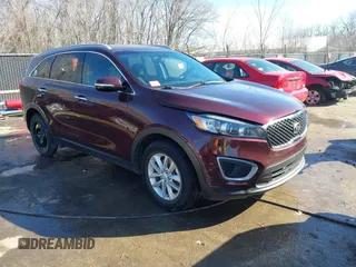 2018 Kia Sorento LX z VIN 5XYPG4A31JG409131, wystawiony jako IAAI lot #41811704 z przebiegiem 120 686 mil mil oraz . Historia ofert i sprzedaży dostępna na DreamBid. Obrazek 1.