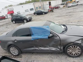 2010 Ford Fusion Hybrid z VIN 3FADP0L31AR326917, wystawiony jako IAAI lot #41938486 z przebiegiem 132 845 mil mil oraz . Historia ofert i sprzedaży dostępna na DreamBid. Obrazek 13.