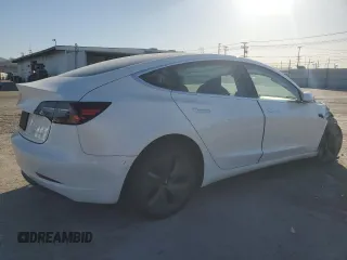 2020 Tesla Model 3 Long Range z VIN 5YJ3E1EB4LF650258, wystawiony jako Copart lot #49267215 z przebiegiem 128 825 mil mil oraz Szkoda całkowita • Salvage title. Historia ofert i sprzedaży dostępna na DreamBid. Obrazek 3.