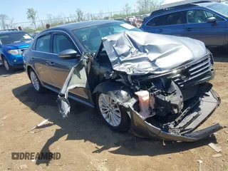 2017 Volkswagen Passat SE z VIN 1VWBT7A35HC075303, wystawiony jako IAAI lot #42089009 z przebiegiem 56 923 mil mil oraz . Historia ofert i sprzedaży dostępna na DreamBid. Obrazek 1.