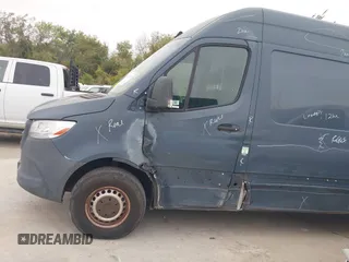 2019 Mercedes-Benz Sprinter Cargo z VIN WD4PF1CD9KP127024, wystawiony jako IAAI lot #40745606 z przebiegiem 127 630 mil mil oraz . Historia ofert i sprzedaży dostępna na DreamBid. Obrazek 6.