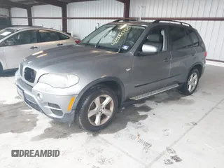 2011 BMW X5 35i z VIN 5UXZV4C50BL402270, wystawiony jako IAAI lot #42306042 z przebiegiem 166 977 mil mil oraz . Historia ofert i sprzedaży dostępna na DreamBid. Obrazek 2.