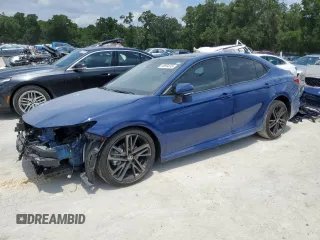 2025 Toyota Camry LE z VIN 4T1DAACK9SU000961, wystawiony jako Copart lot #58364245 z przebiegiem 11 465 mil mil oraz Szkoda całkowita • Salvage title. Historia ofert i sprzedaży dostępna na DreamBid. Obrazek 1.