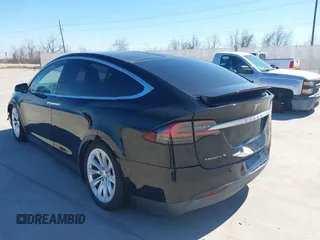 2017 Tesla Model X 90D z VIN 5YJXCAE28HF059140, wystawiony jako IAAI lot #41648518 z przebiegiem Nie podano mil oraz . Historia ofert i sprzedaży dostępna na DreamBid. Obrazek 3.