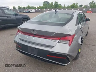 2025 Hyundai Elantra SEL Convenience z VIN KMHLS4DG4SU925278, wystawiony jako IAAI lot #42520321 z przebiegiem 13 936 mil mil oraz . Historia ofert i sprzedaży dostępna na DreamBid. Obrazek 16.