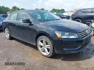 2014 Volkswagen Passat SE z VIN 1VWBT7A38EC039956, wystawiony jako IAAI lot #42479286 z przebiegiem 157 579 mil mil oraz . Historia ofert i sprzedaży dostępna na DreamBid. Obrazek 1.
