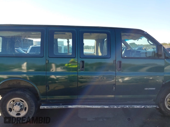 2005 Chevrolet Express Passenger z VIN 1GAGG25V251242079, wystawiony jako IAAI lot #41353852 z przebiegiem 193 081 mil mil oraz . Historia ofert i sprzedaży dostępna na DreamBid. Obrazek 13.