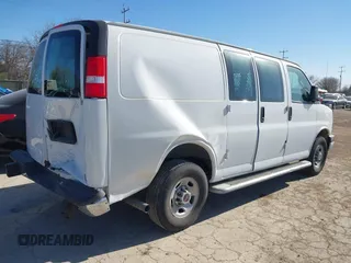 2022 GMC Savana Cargo Van with VIN 1GTW7AFP8N1172293, listed as a IAAI auction lot 41735294 with 33,213 mi miles. Bid and sale history available at carsss.com. Image 4.