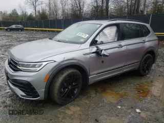 2022 Volkswagen Tiguan SE R-Line Black z VIN 3VV8B7AX4NM095539, wystawiony jako Copart lot #50128775 z przebiegiem 48 627 mil mil oraz Szkody całkowita. Historia ofert i sprzedaży dostępna na DreamBid. Obrazek 1.