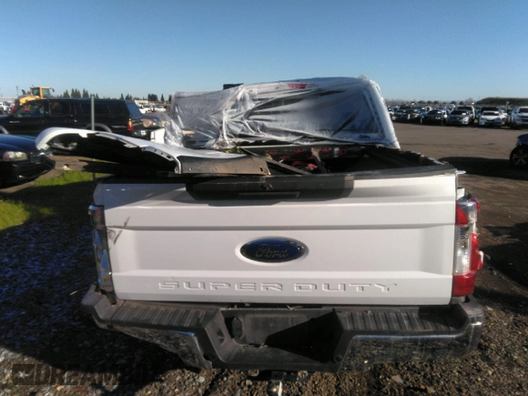 2018 Ford Super Duty F-250 SRW XL with VIN 1FT7W2BT9JEB27768, listed as a IAAI auction lot 41528069 with 110,274 mi miles. Bid and sale history available at carsss.com. Image 16.