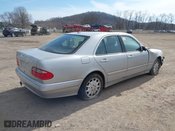2000 Mercedes-Benz E-Class with VIN WDBJF82J0YX037784, listed as a IAAI auction lot 41768970 with 144,062 mi miles. Bid and sale history available at carsss.com. Image 4.