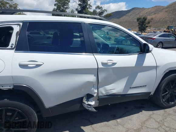 2020 Jeep Cherokee Latitude Plus z VIN 1C4PJLLB5LD625047, wystawiony jako IAAI lot #42246428 z przebiegiem 69 625 mil mil oraz . Historia ofert i sprzedaży dostępna na DreamBid. Obrazek 6.