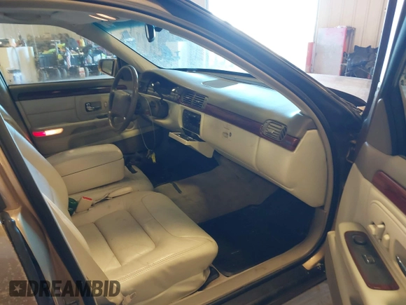 1999 Cadillac DeVille z VIN 1G6KD54Y1XU790845, wystawiony jako IAAI lot #41725809 z przebiegiem 174 088 mil mil oraz . Historia ofert i sprzedaży dostępna na DreamBid. Obrazek 5.