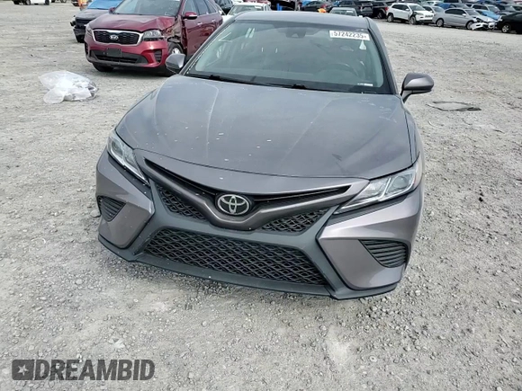 2020 Toyota Camry SE z VIN 4T1G11AK8LU927869, wystawiony jako Copart lot #57242235 z przebiegiem 85 487 mil mil oraz Szkoda całkowita • Salvage title. Historia ofert i sprzedaży dostępna na DreamBid. Obrazek 14.
