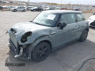 2022 MINI Hardtop Cooper SE z VIN WMW13DJ01N2P85767, wystawiony jako IAAI lot #41921346 z przebiegiem 17 446 mil mil oraz . Historia ofert i sprzedaży dostępna na DreamBid. Obrazek 2.