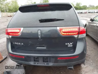 2013 Lincoln MKX z VIN 2LMDJ8JK4DBL30807, wystawiony jako IAAI lot #42199404 z przebiegiem 153 475 mil mil oraz . Historia ofert i sprzedaży dostępna na DreamBid. Obrazek 16.
