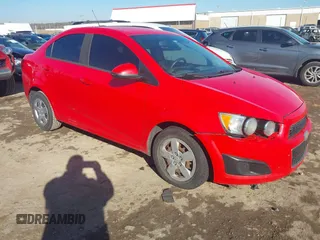 2016 Chevrolet Sonic LS z VIN 1G1JA5SH7G4163256, wystawiony jako IAAI lot #41349948 z przebiegiem 127 279 mil mil oraz . Historia ofert i sprzedaży dostępna na DreamBid. Obrazek 1.