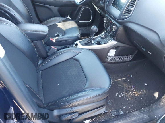 2021 Jeep Compass Altitude z VIN 3C4NJDBB0MT552101, wystawiony jako IAAI lot #41578726 z przebiegiem 49 684 mil mil oraz . Historia ofert i sprzedaży dostępna na DreamBid. Obrazek 5.