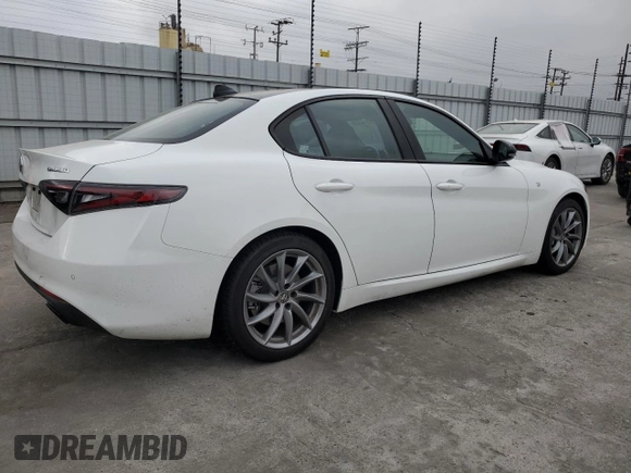 2024 Alfa Romeo Giulia Veloce z VIN ZARFAMBN4R7684973, wystawiony jako Copart lot #55316335 z przebiegiem 5 175 mil mil oraz Czysty tytuł • Clean title. Historia ofert i sprzedaży dostępna na DreamBid. Obrazek 3.