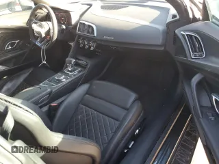 2017 Audi R8 z VIN WUAKBAFX6H7903367, wystawiony jako Copart lot #83113234 z przebiegiem 14 352 mil mil oraz Szkody całkowita. Historia ofert i sprzedaży dostępna na DreamBid. Obrazek 8.