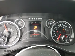 2022 Ram 1500 Big Horn z VIN 1C6SRFBT1NN161404, wystawiony jako Copart lot #58393385 z przebiegiem 42 740 mil mil oraz Szkoda całkowita • Salvage title. Historia ofert i sprzedaży dostępna na DreamBid. Obrazek 9.