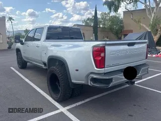 2020 Chevrolet Silverado 3500HD LTZ z VIN 1GC4YUEY8LF208936, wystawiony jako Copart lot #59998105 z przebiegiem 72 985 mil mil oraz Czysty tytuł • Clean title. Historia ofert i sprzedaży dostępna na DreamBid. Obrazek 3.