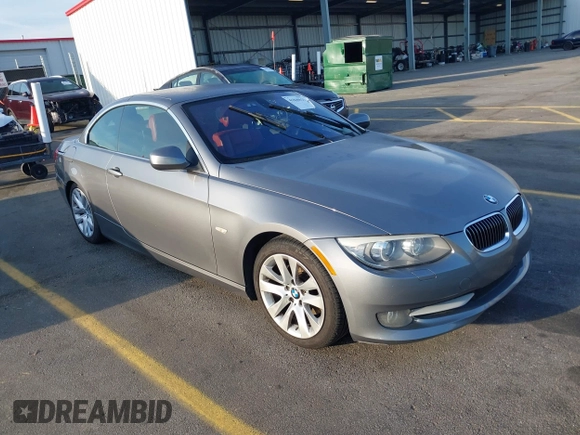 2013 BMW 3 Series 328i z VIN WBADW7C57DE731210, wystawiony jako IAAI lot #41848625 z przebiegiem 105 443 mil mil oraz . Historia ofert i sprzedaży dostępna na DreamBid. Obrazek 1.