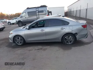 2023 Kia Forte LXS z VIN 3KPF24AD5PE606683, wystawiony jako IAAI lot #41216622 z przebiegiem 38 827 mil mil oraz . Historia ofert i sprzedaży dostępna na DreamBid. Obrazek 14.