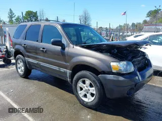 2006 Ford Escape XLT with VIN 1FMCU03116KB57387, listed as a IAAI auction lot 41813041 with 180,417 mi miles. Bid and sale history available at carsss.com. Image 1.