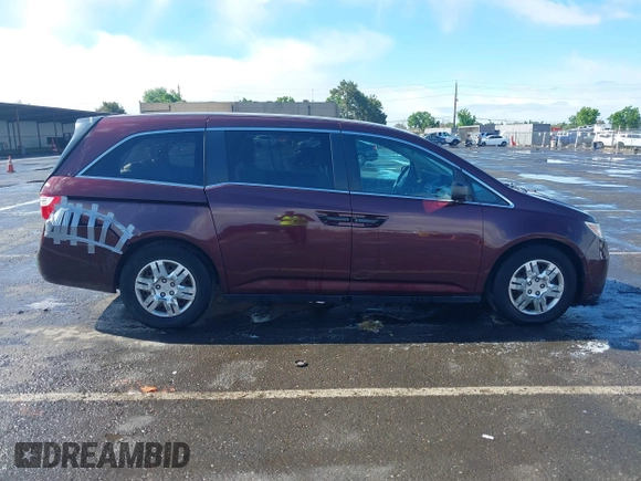 2013 Honda Odyssey LX z VIN 5FNRL5H25DB058422, wystawiony jako IAAI lot #42247200 z przebiegiem 137 053 mil mil oraz . Historia ofert i sprzedaży dostępna na DreamBid. Obrazek 13.