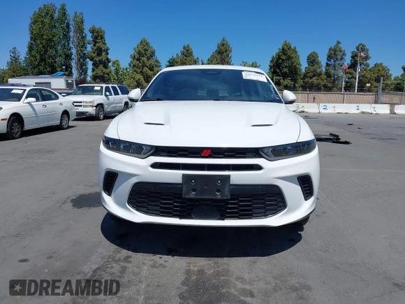 2024 Dodge Hornet R/T z VIN ZACPDFCW0R3A31298, wystawiony jako IAAI lot #42078121 z przebiegiem 44 784 mil mil oraz . Historia ofert i sprzedaży dostępna na DreamBid. Obrazek 13.