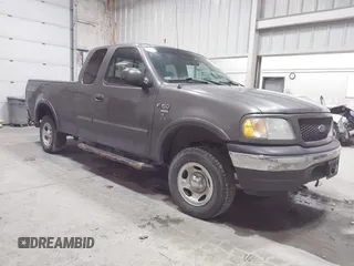 2002 Ford F-150 XL z VIN 1FTRX18W92KA81797, wystawiony jako IAAI lot #42250147 z przebiegiem 162 918 mil mil oraz . Historia ofert i sprzedaży dostępna na DreamBid. Obrazek 1.