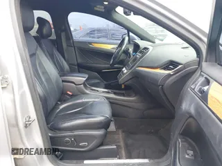 2015 Lincoln MKC z VIN 5LMCJ1A95FUJ20349, wystawiony jako IAAI lot #41695129 z przebiegiem 140 878 mil mil oraz . Historia ofert i sprzedaży dostępna na DreamBid. Obrazek 5.