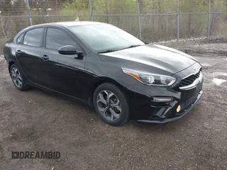 2020 Kia Forte LXS z VIN 3KPF24AD6LE232630, wystawiony jako IAAI lot #42107427 z przebiegiem 61 695 mil mil oraz . Historia ofert i sprzedaży dostępna na DreamBid. Obrazek 1.