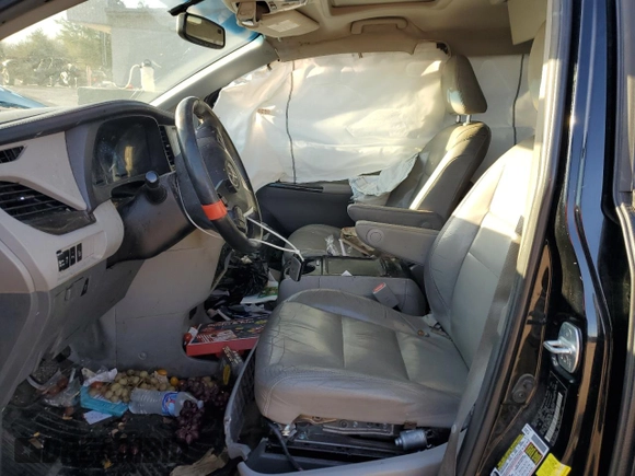 2017 Toyota Sienna XLE Auto Access Seat z VIN 5TDYZ3DC9HS873222, wystawiony jako Copart lot #42537675 z przebiegiem Nie podano mil oraz Szkoda całkowita • Salvage title. Historia ofert i sprzedaży dostępna na DreamBid. Obrazek 7.