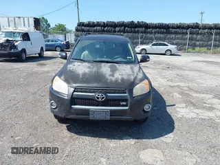 2010 Toyota RAV4 Limited с VIN JTMDK4DV2AD012802, выставлен на аукционе IAAI как лот 42562662 с пробегом 283 501 миль миль и . История ставок и продаж доступна на DreamBid. Изображение 12.