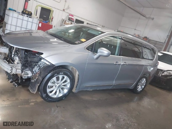 2017 Chrysler Pacifica Touring-L with VIN 2C4RC1BG5HR621217, listed as a IAAI auction lot 41607840 with NaN miles. Bid and sale history available at carsss.com. Image 15.