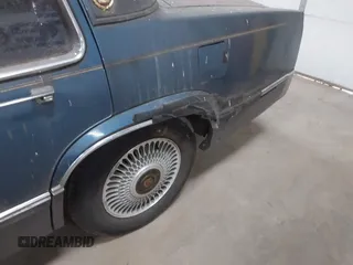 1990 Cadillac DeVille z VIN 1G6CD5331L4293427, wystawiony jako IAAI lot #41764635 z przebiegiem 198 499 mil mil oraz . Historia ofert i sprzedaży dostępna na DreamBid. Obrazek 6.